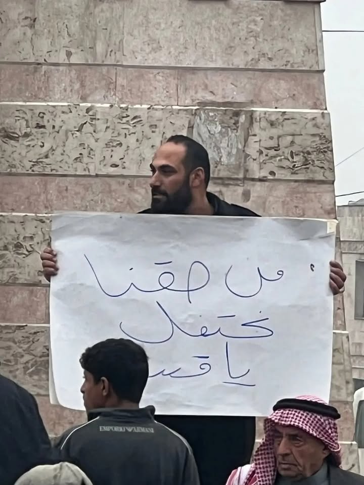 أحمد البوش مواطن سوري من الرقة المحتلة خرج ليختبر ديموقراطية قسد ويختبر كذبها حول موضوع منع الاحتفال...