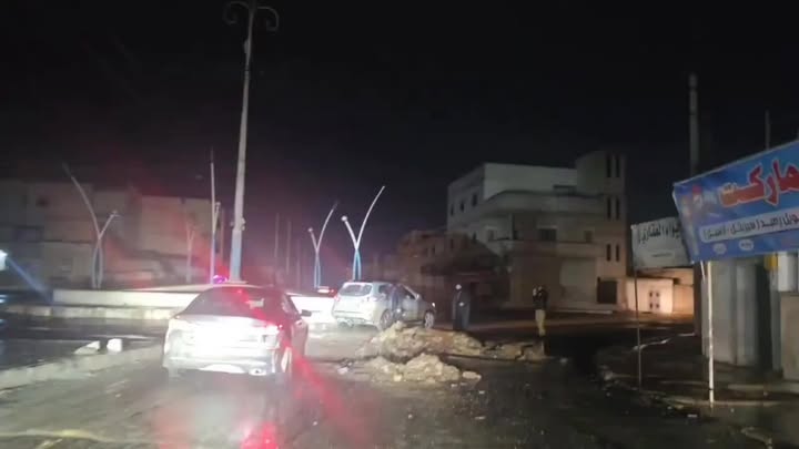 ‏لحظة دخول قوات الجيش العربي السوري إلى مدينة الطبقة الاستراتيجية في ريف الرقة.

#عاشت_سورية #الجمهو...