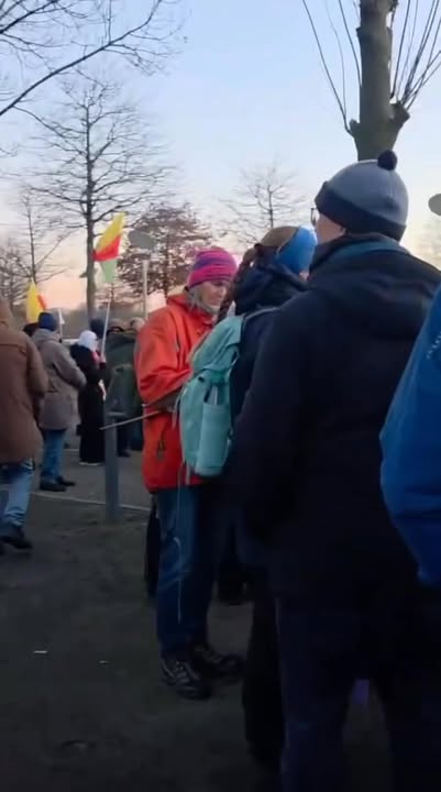 Achtung Achtung!!!
ضبوا اعلام الارهـ.ـاىىن وانضبوا!!!
Bijî Almanya!

#عاشت_سورية #الجمهورية_العربية_...