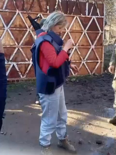 #حسكتنا_ماننطيها

ناز فايتة بنص حدود تركيا وتقول له "why go!" وهو لازم يقول لها تفضلي نازو!!
بكرة هذ...